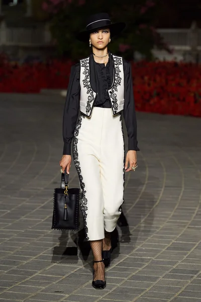 Look 3